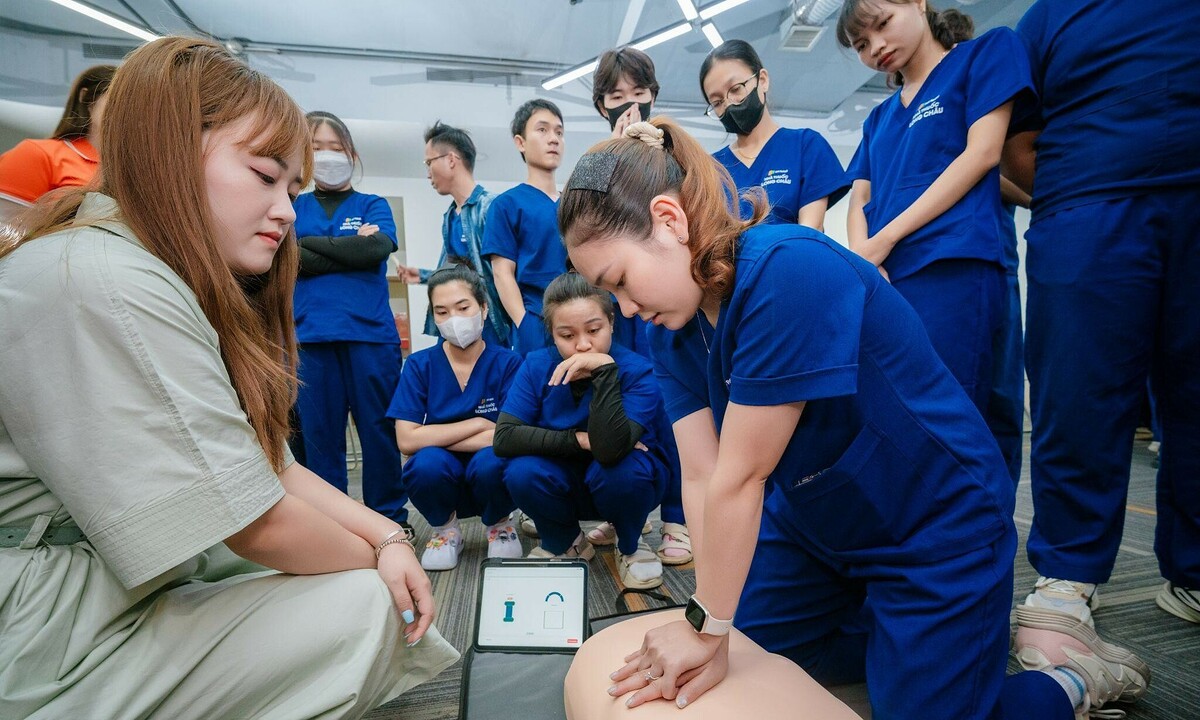 Chuyên gia Bạch Mai đào tạo sơ cấp cứu cho dược sĩ Long Châu